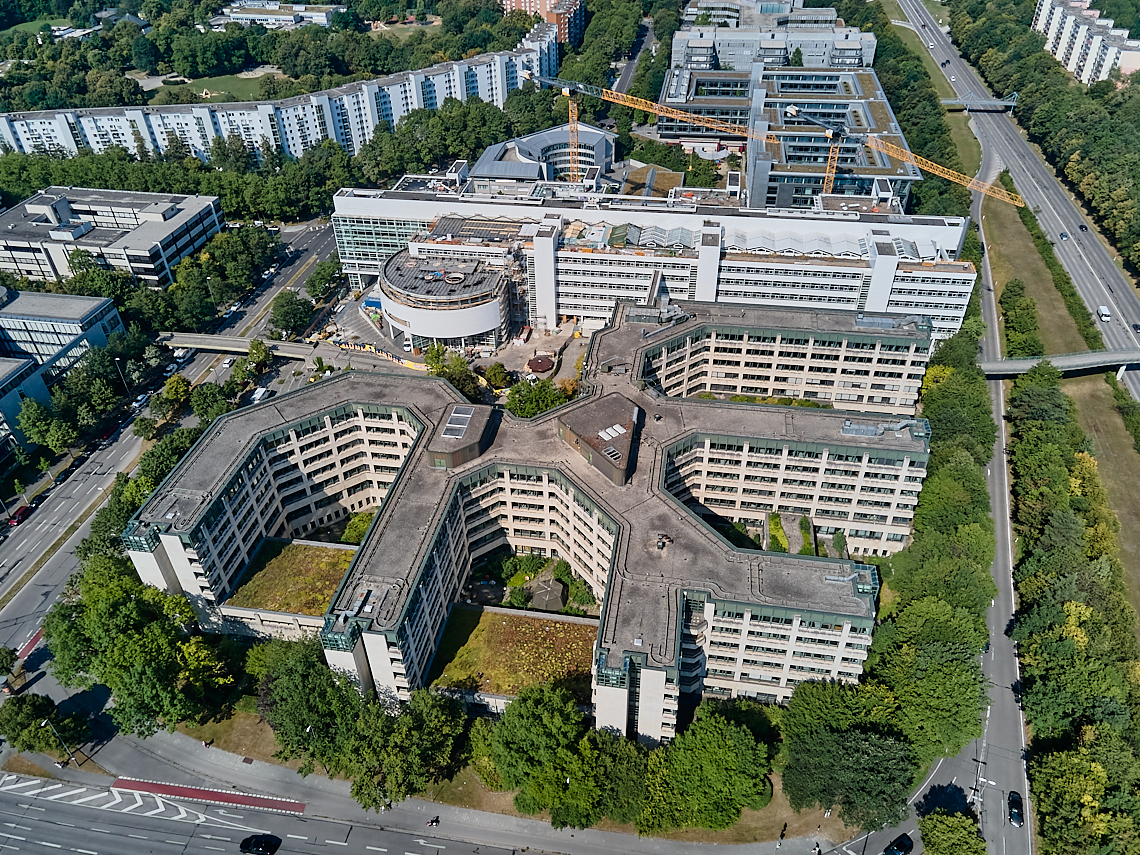 22.07.2022 - ehemaliges Alliant-Versicherungsgebäude und Wohnring in Neuperlach